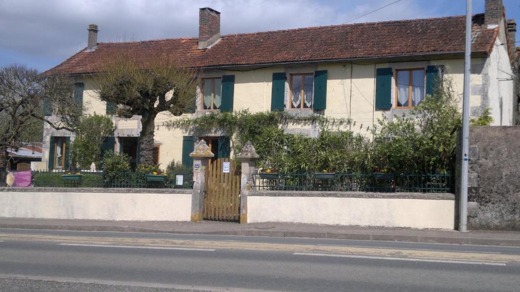 La Maison Jaune Bed and Breakfast Bouresse Buitenkant foto